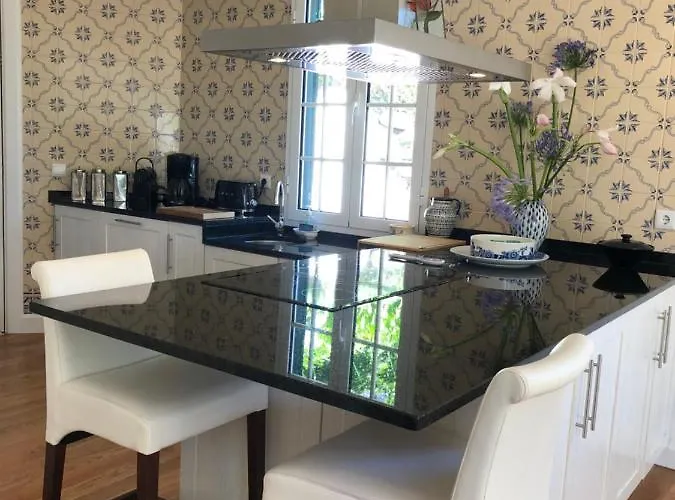 Villa-sleeps2-garden-private Park